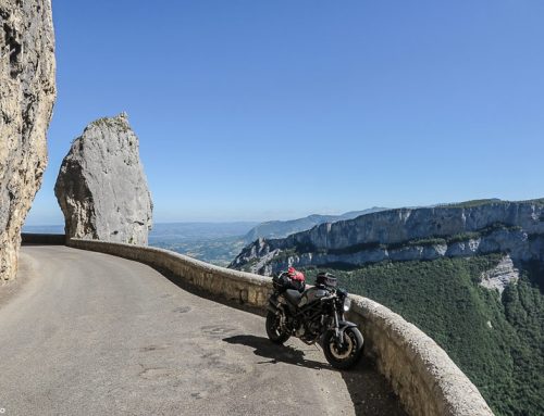 La Combe Laval à moto : la route mythique du Vercors au départ de Vassieux